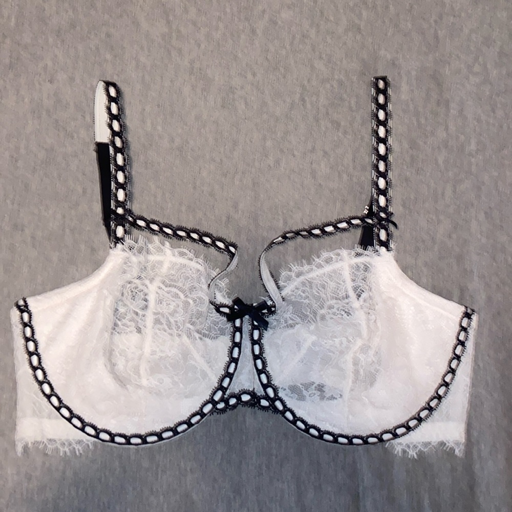 VICTORIAS SECRET HOOK WIRE PADLESS BRA